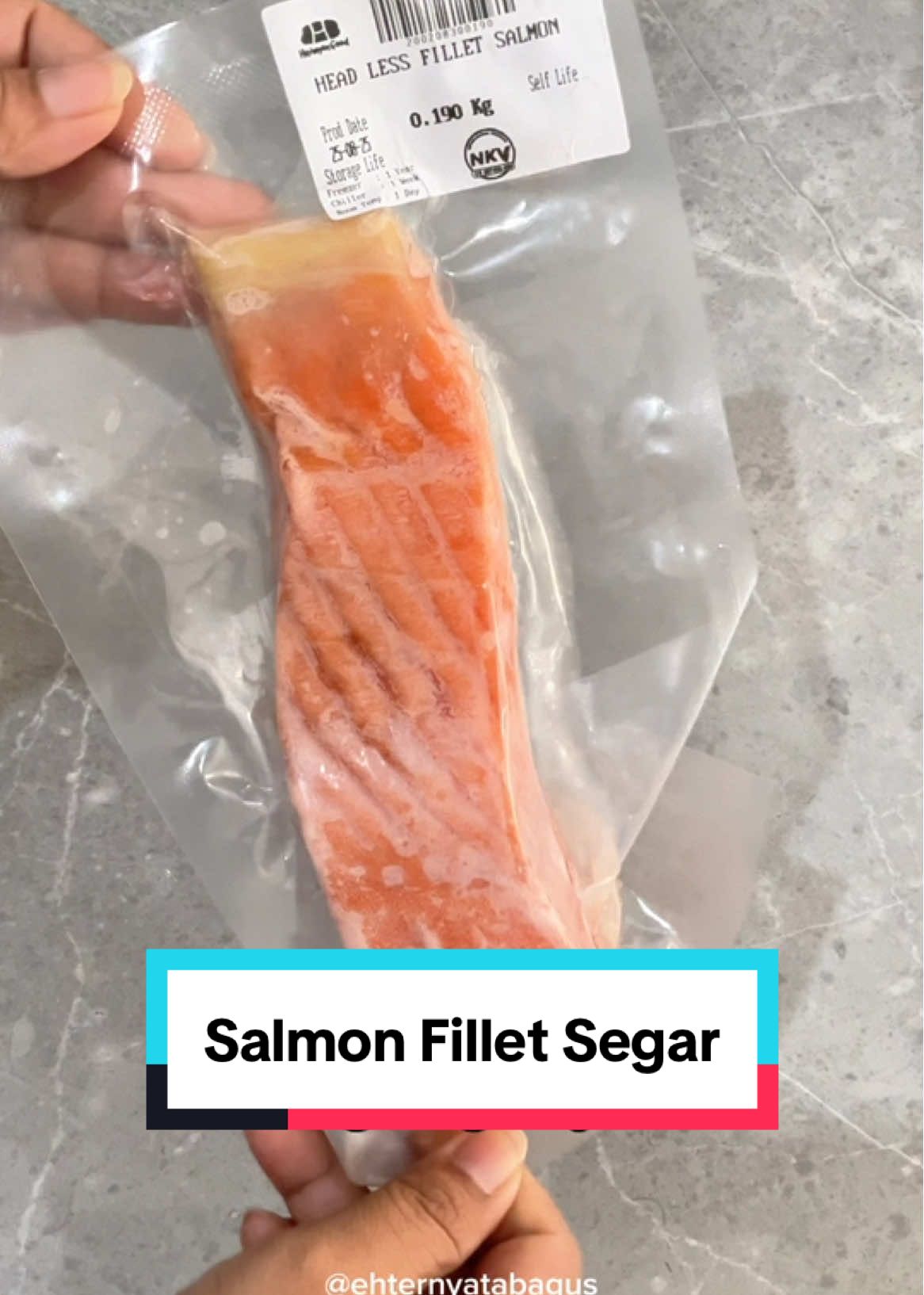 Lebih suka salmon yang ini, lebih lembut, potongannya juga besar jadi puas bangett . Link dibio no.32 ✨ . #salmon #freshsalmon 