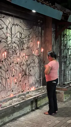 POV: “Janji cuma mau nyalain SATU lilin… eh, malah curhat panjang sama Tuhan. Lilinnya ikut-ikutan jadi banyak 😅🔥✨” Kadang kita datang ke tempat doa dengan niat sebentar saja. Tapi saat hati terbuka, doa berubah jadi percakapan panjang dengan Sahabat Sejati. Nyala lilin jadi tanda: setiap keluhan, syukur, dan air mata—semua terangkat ke surga. Karena doa itu bukan soal durasi, tapi soal hati yang berani jujur di hadapan Tuhan. 🙏❤️ #katolik #omk #lilin #doa 