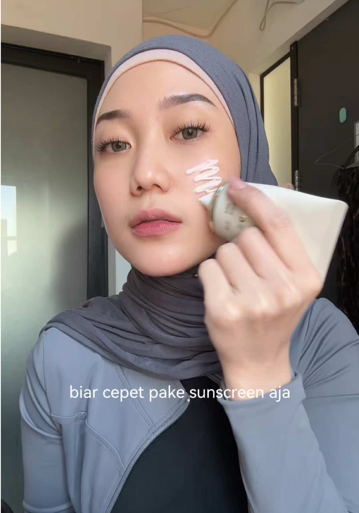 kalo buat olahraga prefer pake sunscreen toneup aja biar teteh fresh! #toneupsunscreen #glowsicha #sunscreenglowsicha 