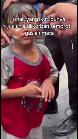 kasian anak yang ikut ibunya jualan kesemprot gas air mata🥹🥹#demonslayer #dprri #demo #viralvideo#xybca 