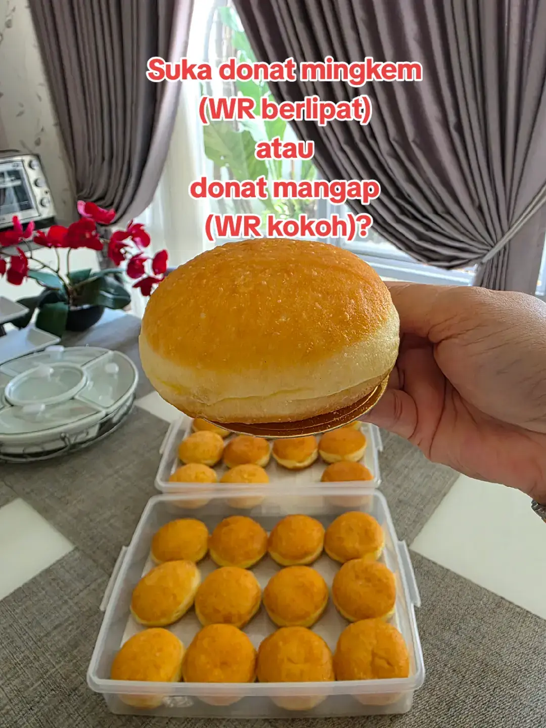 Aku lebih suka donat mangap (tapi tekstur tetap sangat lembut), sedangkan anak-anak lebih suka donat mingkem ala JCo, sehingga kadang kubuat 2 versi, donat mangap dan donat mingkem Donat mingkem (menurut persepsiku) bukan berarti donat yang tak sempurna proses pembuatannya, tapi karena bahan dan komposisi bahan yang dipakai sedikit berbeda dengan bahan dan komposisi bahan untuk donat mangap. Donat mingkem jika digigit akan mengatup (mingkem), atau jika ditekan akan kempes, seratnya sangat halus seperti roti, sedangkan donat mangap jika digigit akan squishy (kembali menul ke bentuk semula), lebih padat, lebih berasa mantap, tapi tetap lembut karena kubuat dengan tambahan susu uht, mentega putih, kuning telur dan kusertakan putih telur (putih telurnya ini yang membuat donatnya lebih padat dan kokoh).  Donat mingkem, WR-nya tak sekokoh donat mangap. Donat mingkem WR-nya (yang kubuat) selalu turun/berlipat. Donat mingkem maupun donat mangao, sama-sama enak, karena enak itu selera, yang penting lembut dan matang sempurna. Alhamdulillah.            with love, 💕Sasa Suratman💕              2025 #donat #doughnuts #fbwahyunursantisuratman #donatmingkem #donatmangap 