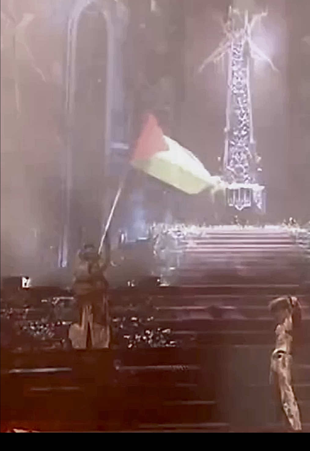 Detik-detik bendera Palestina berkibar di konser BMTH Bring Me the Horizon - Throne Live in Reading Festival 2025 #bmth #olisykes #bmthreading #bmth2025 #bmththrone 
