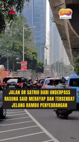 Lalulintas di jalan Satrio dari underpass Rasuna Said ramai sekali merayap dan tersendat jelang rambu penyebrangan. Arah sebaliknya juga sama.