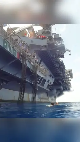 Si un membre d’équipage rombe à la mer depuis un porte-avions,est-ce que le porte-avions s’arrêtera pour effectuer des secours?#francefr #tik_tok #france🇫🇷 #foruyou 