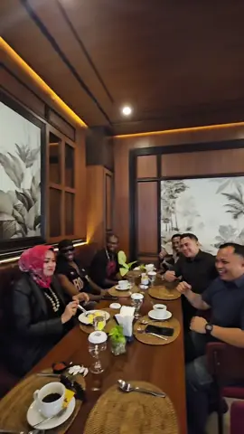 Breakfast before going to the airport SSQ II Pekanbaru w/ @melly__mike 🔥🔥🫶 #aurafarming #mellymike #pacujalurkuantansingingi #wonderfulindonesia #sorotan #pekanbaru_riau #pekanbaru_riau #keriauaja #trending 