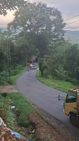 Truk² muatan berat silih berganti dan berpapasan di tanjakan #tanjakan_ekstrim #truk #canter #driver 