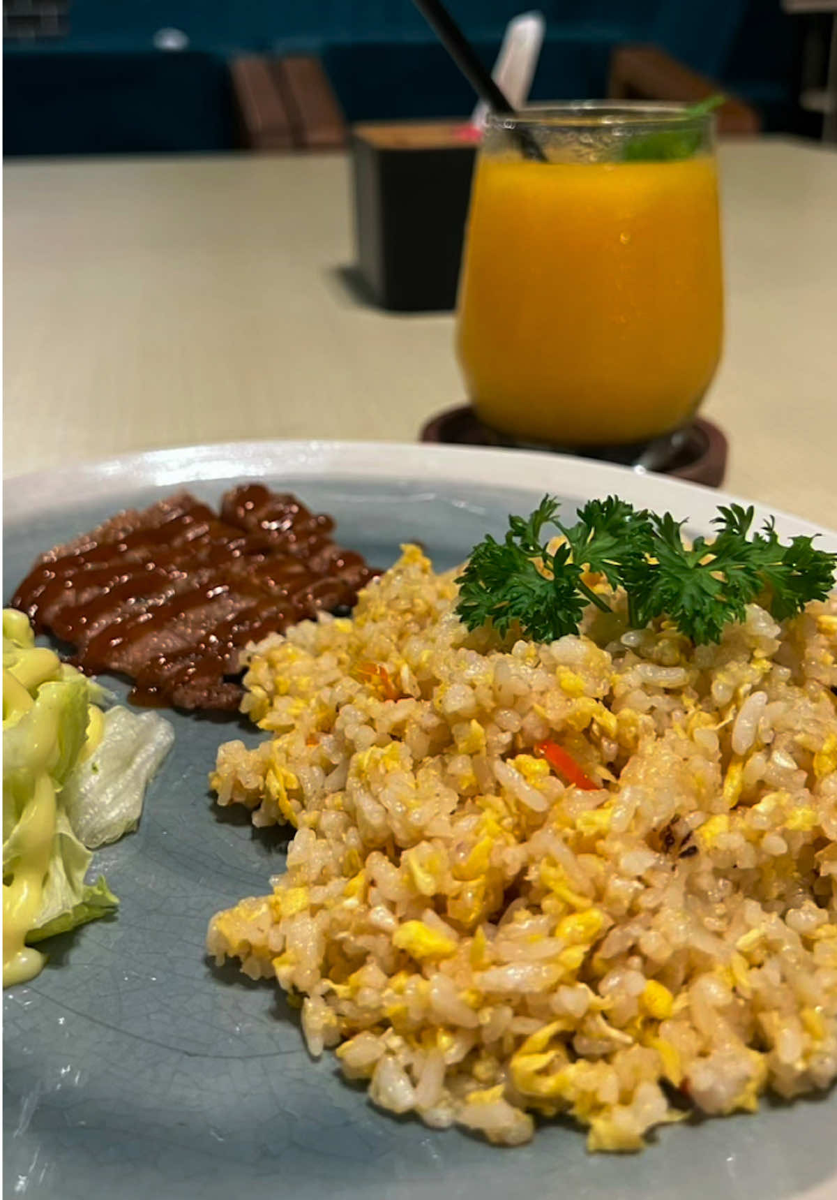 menu lunch mimin hari ini nih guysss 😋 🧃: Mango Juice 🍽️ : Nasi Goreng Sirloin Steak #cafebandunghits #hiddengems #restobandung #cafebandung #restaurantbandung 
