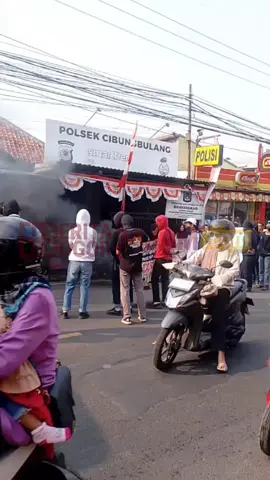 🔥✊ Ratusan massa dari Gerakan Pemuda Bogor turun ke jalan! Hari ini (26/8/2025) mereka menggelar aksi di depan Polsek Cibungbulang, menuntut aparat serius menangani darurat begal sadis yang marak dalam beberapa bulan terakhir. 📍 Lokasi: Polsek Cibungbulang, Kabupaten Bogor 🕒 Pukul 15.00 WIB Suara rakyat menggema, menolak rasa takut di jalanan! 🚨 #bogorbarat #bogoristimewa #bogorupdate #beritaviral #beritabogor