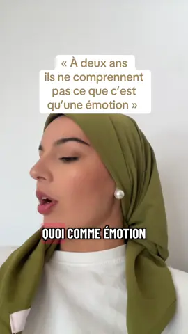 🌀 Beaucoup pensent qu’à 2 ans, un enfant n’a pas conscience de ses émotions… Pourtant, c’est justement à cet âge qu’il les vit de façon très intense. 💥 🌱 Mettre des mots dessus, c’est l’aider à comprendre ce qui se passe à l’intérieur de lui, et à se construire une vraie sécurité émotionnelle. Parce qu’un enfant qui apprend tôt à reconnaître ses émotions devient un adulte qui sait les accueillir ✨ #parentalitepositive #parentaliteconsciente #parentalitebienveillante #educationpositive #parentaliteancestrale 