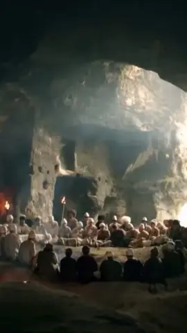 Yeniçeri Ocağının manevi rehberi Bektaşîlik, sadece bir tarikat değil; Anadolu’nun ve Balkanlar’ın sosyal, kültürel ve siyasal dokusunu derinden etkilemiş bir tasavvufî harekettir. İşte tarihsel etkilerinin bazı önemli boyutları: — *🕌 1. Osmanlı Devleti’nde Dinî ve Askerî Rolü* - *Yeniçeri Ocağı’nın manevi rehberliği* Bektaşîlere verilmişti. Bu sayede tarikat, devletin en güçlü askerî kurumuyla iç içe geçti⁽¹⁾. - Bektaşîlik, Osmanlı’da *gayri Sünnî (heterodoks)* bir tarikat olarak resmen tanınan tek yapıydı⁽¹⁾. — *🌍 2. Balkanlar’da Kültürel Yayılım* - Bektaşî tekkeleri, Balkanlar’da *Müslümanlaşma sürecini kolaylaştırdı*. Özellikle hoşgörülü tutumlarıyla Hristiyan halklar arasında etkili oldular⁽²⁾. - Tarikat yapıları (tekke, dergah) hem *fiziksel hem simgesel* olarak yaşam tarzını şekillendirdi: konaklama, güvenlik, sosyal yardımlaşma gibi işlevler üstlendiler⁽²⁾. — *📚 3. Edebiyat ve Sanata Katkısı* - Bektaşî şairleri, *tasavvufî şiir geleneğini* halk diliyle yaygınlaştırdı. Mizah, hiciv ve halkın gündelik sorunları şiirlerinde yer buldu. - Tarikatın sembolleri ve ritüelleri, *minyatür, musiki ve halk tiyatrosu* gibi sanat dallarında iz bıraktı. — *🔥 4. Sosyal Adalet ve Direniş* - Kalender Çelebi gibi figürler aracılığıyla Bektaşîlik, *toplumsal başkaldırıların* ideolojik zeminini oluşturdu. - Tarikat, özellikle *Türkmen ve Alevî topluluklar* arasında eşitlikçi ve adaletçi söylemleriyle benimsendi. — *📜 5. Cumhuriyet Dönemi ve Sonrası* - 1826’da Yeniçeri Ocağı’nın kaldırılmasıyla birlikte Bektaşîlik de yasaklandı. Birçok tekke kapatıldı veya tahrip edildi. - Günümüzde ise Bektaşîlik, özellikle *Alevî-Bektaşî kültürü* içinde yaşamaya devam ediyor; hem Türkiye’de hem Arnavutluk gibi Balkan ülkelerinde izleri sürüyor. #islam #bektaşi #alevi #tarikat #tasavvuf 