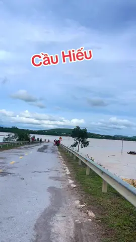 Mùa lụt quê e , gian nan lắm , 