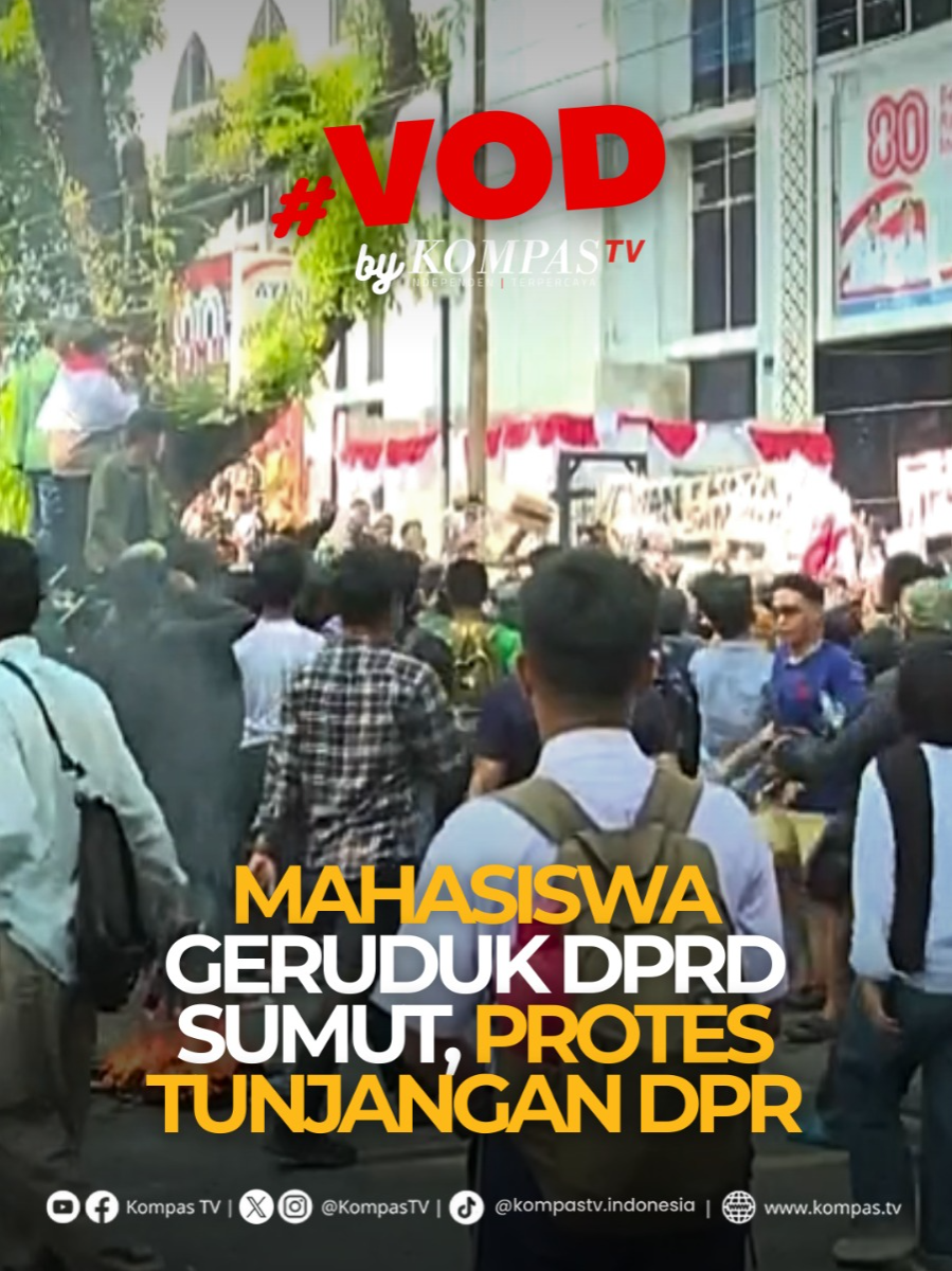 Sejumlah mahasiswa dari berbagai aliansi menggelar aksi unjuk rasa di depan kantor DPRD Kota Medan (26/8). Salah satu tuntutan utama mereka adalah menolak rencana kenaikan tunjangan DPR. Aksi unjuk rasa di depan DPRD Sumut memanas ketika massa membakar ban dan berusaha menerobos pagar gedung. Hal itu dipicu kekecewaan karena tak ada perwakilan DPRD yang menemui massa. Polisi pun berjaga di sejumlah titik, termasuk depan gerbang, untuk menjaga situasi tetap kondusif. Bagaimana pendapatmu? Simak video selengkapnya dan dapatkan berita terkini lainnya di www.kompas.tv serta youtube.com/kompastv #VODKompasTV