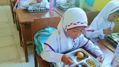 Masyallah..  Terimakasih pak prabowo Dulu sempat jadi guru honor Sering sekali lihat anak-anak di desa yg jarang makan di sekolah, untuk sekedar jajan seribu dua ribu pun kadang jarang terlihat.  Berkat program bapak, Luar biasa anak-anak disini bisa makan di sekolah dengan lahap nilai plus nya bukan sekedar makan namun yg penting dapat GIZI nya 🥰🥰🥹 Terimakasih sekali lagi pak Prabowo 🥹🥹