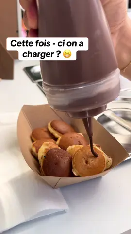⚡️ CHARGER ACTIVÉ ⚡️ Quand le coulis arrive sur les mini pancakes… c’est la DOLCE VITA assurée 🥞🍫🍓 Attention, niveau de gourmandise en train de déborder 🔋✨ #Charger #BarAMiniPancakes #pourtoi #dolcevitavibes#charger