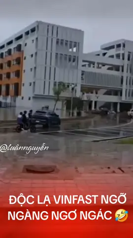 Hãng xe lạ, đang chạy mất 1 bên bánh 🥶 #funnyvideos #funny #car #thinhhanh #foryou 