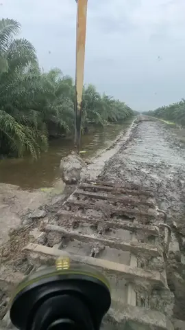 Perbaiki yang masih bisa di perbaiki #anakrantau #pejuangrupiah😊 #amphibiousexcavator #komatsupc210mo 
