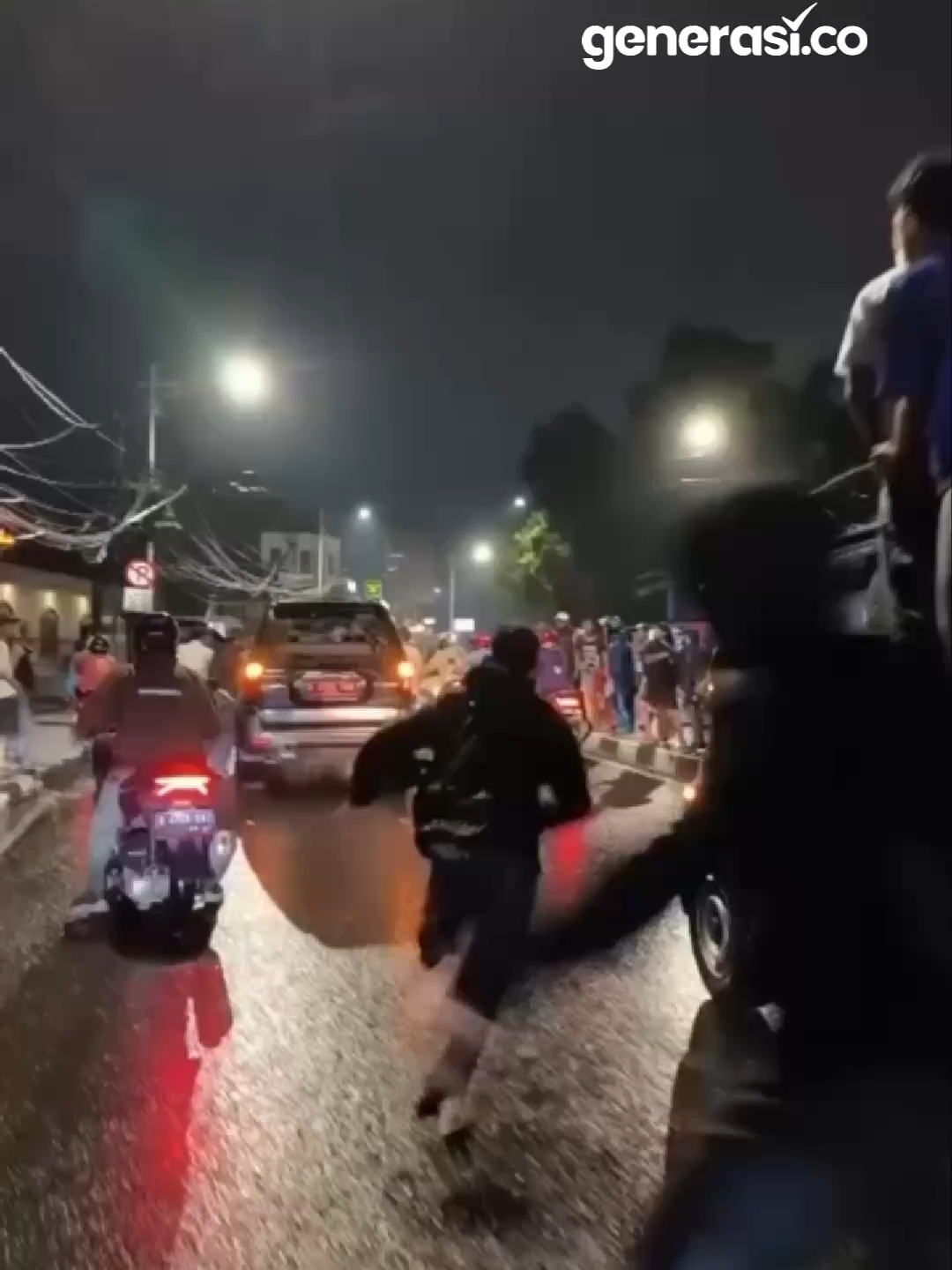 Lurah Manggarai Selatan, M. Sidik, menjadi korban amukan massa saat perjalanan pulang di kawasan Petamburan, Jakarta Pusat, Senin (25/8/2025).  Insiden terjadi ketika mobil dinas berpelat merah yang ditumpanginya diteriaki massa demo dan disangka milik anggota DPR. Massa kemudian melempari mobil hingga kaca pecah dan memukul Sidik serta sopirnya. Saat itu Sidik mengambil jalur alternatif untuk menghindari kemacetan akibat demo di sekitar Gedung DPR/MPR. Namun, setibanya di Petamburan, kendaraan mereka diserbu massa yang semakin beringas meski Sidik mengaku sebagai lurah. Dalam situasi panik, mobil sempat menabrak gerobak siomay dan sepeda motor sebelum berhenti. Sopir meminta Sidik keluar demi keselamatan, tetapi keduanya tetap menjadi korban pemukulan hingga mengalami luka-luka, sementara mobil dinas rusak parah. #demo #aksi #viral #generasico