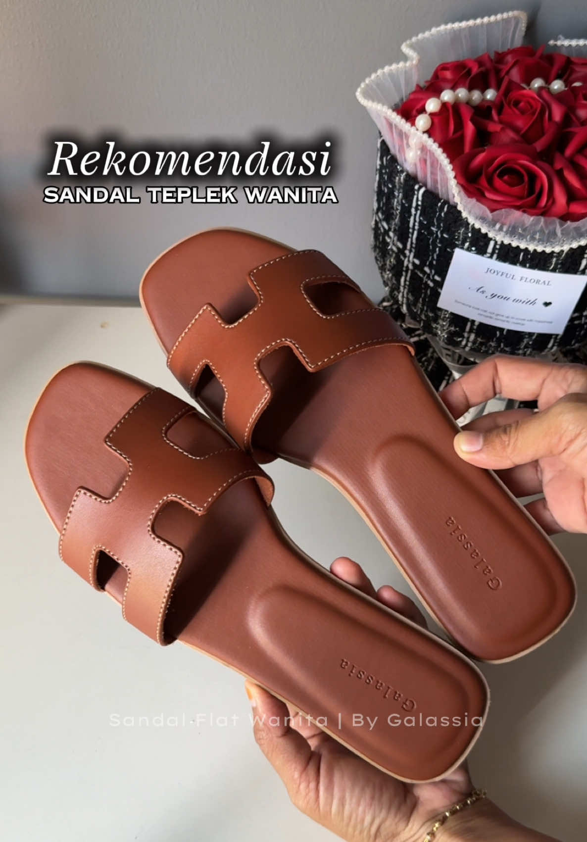 Sandal Teplek simple tapi keliatan mahal karena look nya simple & elegan. Sandal Galassia Pluto dari @galassiaofficial , kualitas nya bagus. Cek out di keranjang 👌#fyp #sandal #sandalwanita #sandalteplek #sandalteplekwanita 
