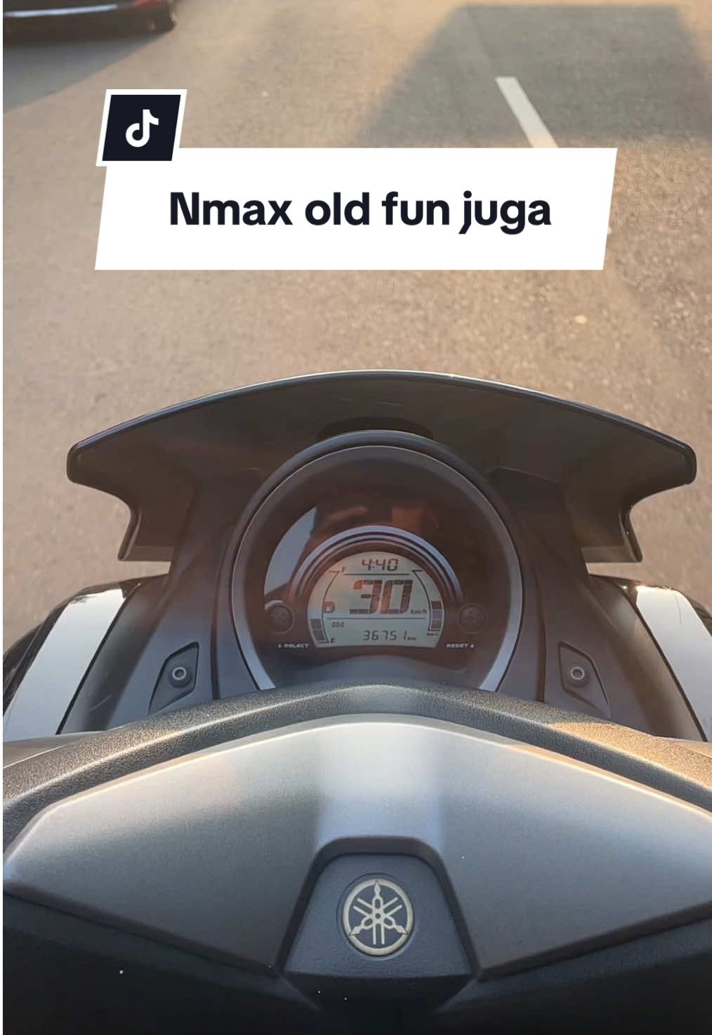 Old but still fun, Nmax generasi pertama memang punya posisi riding yang nyaman, ramah buat yang ga terlalu tinggi badannya. Uda hampir 10 Tahun tapi motor ini masih enak dan tarikannya masih enteng.  #nmax #nmaxold #nmax155 #fyp #fypindo