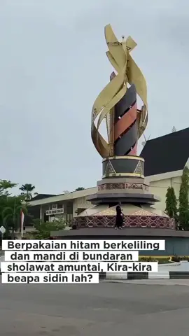 Kira-kira sidin beapa lah?.. Ada urang berpakaian hitam mengelilingi dan mandi di bundaran Sholawat Amuntai siang ini sekitar jam 11an. Untuk orang tersebut sudah diamankan oleh Satpol PP HSU Repost ig kabarbanuakalsel #kalimantanberbagiinfo #kalsel #amuntai #hulusungaiutara #kalimantan 