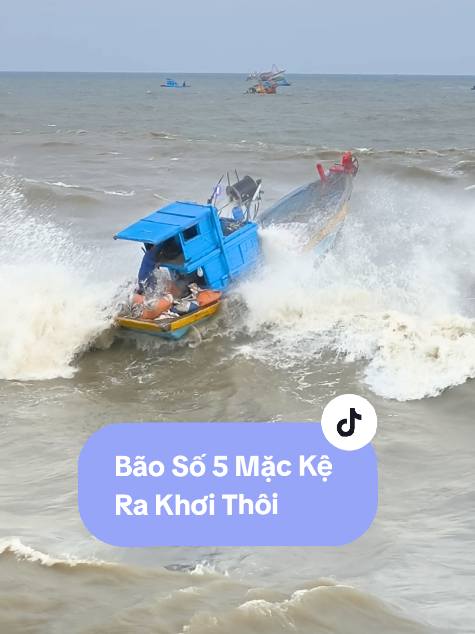 Ghe Lưới Ghe Ra Khơi Khi Bão Số 5 Đang Vào