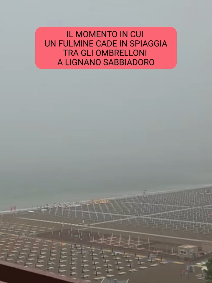 Le spettacolari immagini del fulmine che si è abbattuto tra gli ombrelloni di uno stabilimento balneare a Lignano Sabbiadoro (Udine). Fortunatamente, nessun bagnante è rimasto coinvolto: la spiaggia era infatti deserta proprio a causa del forte temporale in corso. La scarica elettrica ha danneggiato un tavolino di plastica e deformato il tubo di un ombrellone.  Video di Heidi Ketzer #fulmine #spiaggia
