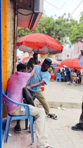 Raiiz prank public Somalia Muqdisho 🤭😂😂🇸🇴 #kenyantiktok #somalitiktok #raiiz13 #prank 