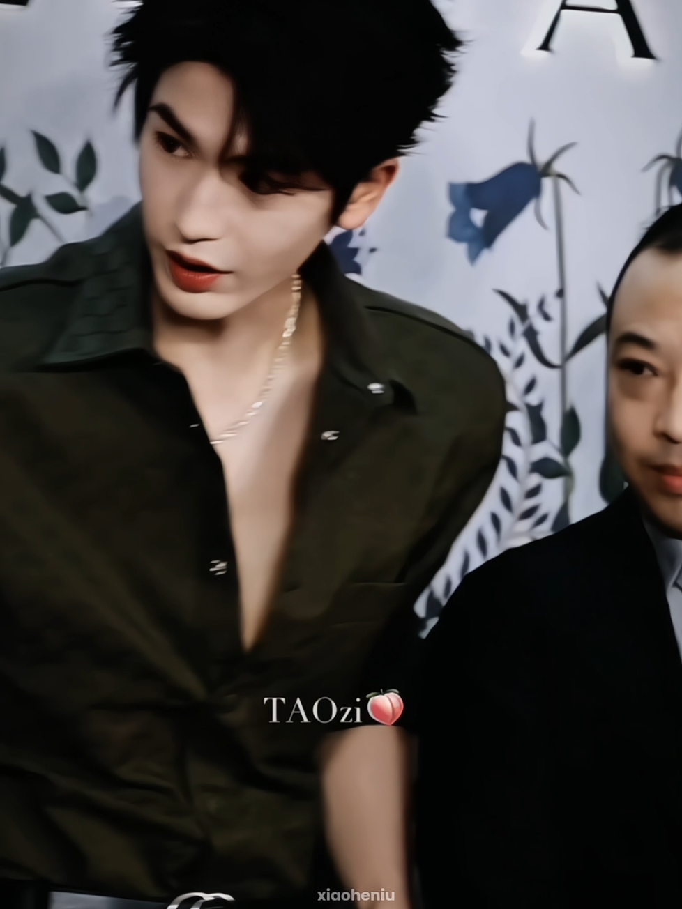 linghe kata gue mah kancingin perasaan tadi gak kebuka lebar 😭🤣 >brand ambassador zlh for gucci brand event at nanjing today #zhanglinghe #chineseactor #gucci #4u #guccibeauty 