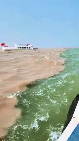 🌊✨ مشهد بديع من آيات الله العظيمة: (مرج البحرين يلتقيان) 🌊 البحر المالح والبحر العذب يلتقيان دون أن يختلطا، سبحان الخالق العظيم الذي جعل بينهما برزخًا لا يبغيان. تأمل عظمة الله في خلقه وخذ العبرة. 🕊️💙 #مرج_البحرين #سبحان_الله #آيات_الله #قرآن #اعجاز_علمي 
