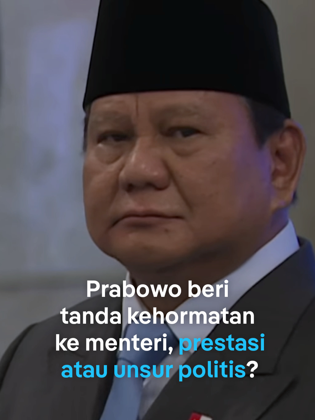 Sebanyak 141 orang baru saja menerima tanda kehormatan 🎖️ dari Presiden Prabowo, termasuk 12 menteri Kabinet Merah Putih. Meski diatur undang-undang untuk diberikan pada tokoh berjasa, pengamat menilai penghargaan ini justru terlalu politis dan kesannya 'diobral' 😮.
