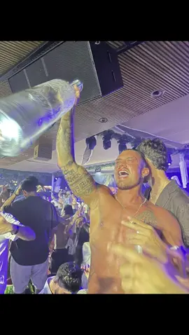 Quando arriva lo stipendio siamo tutti felici, ma quando lo spendi in bottiglie al tropicana le emozioni non si spiegano. #mykonos #tropikana #belvedere #moetchandon #neiperteee 