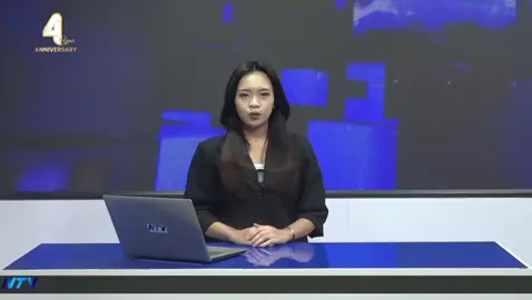 Antisipasi Kecelakaan, Polisi dan Warga Atur Pelintasan Kereta Api Tanpa Plang pintu. Padang (Sumbar)  ~ Antisipasi adanya korban jiwa,Warga bersama polisi mengatur jalur pelintasan kereta api tanpa plang pintu atau penjaga yang melintasi kawasan padat penduduk di kelurahan banuaran kecamatan lubek kota Padang Sumbar, Minggu (24/8/25) Sore Terlihat salah seorang anggota polisi bhabinkamtibmas banuaran Polsek lubeg Polresta padang Aipda Dian bersama warga melakukan pengaturan  perlintasan kereta api tanpa plang pintu sebagai pencegahan terjadiya kecelakan kereta dengan kendaraan yang melintas Jalur pelintasan kereta api tanpa plang pintu terdapat di kawasan padat penduduk di RT 05,RW 11 kelurahan banuaran kecamatan lubeg padang termasuk jalur yang rame di lewati warga setiap harinya. Dari pihak KAI sendiri juga memasang rambu-rambu spanduk berupa himbau kepada masyarakat pengguna jalan yang nertuliskan untuk tetap waspada dan berhati-hati ketika hendak menyeberang rel kereta api. Deny salah satu warga setempat mengatakan, jalur pelintasan yang satu ini tidak ada plang pintu atau petugas jaga sehingga sering memakan korban jiwa. Selain itu bhabinkamtibmas banuaran Aipda Dian yang ikut mengatur pekendara yang pelintasan dikawasan tersebut mengatakan, kegiatan yang iya lakukan bagian dari kepedulian nya kepada masyarakat. Selain itu Aipda dian menghimbau kepada warga pengguna jalan untuk tetap waspada dan berhati-hati saat melintasi jalur pelintasan kereta api tanpa plang pintu.  @Prabowosubianto @Kepala Kepolisian RI @Kapolda Sumatera Barat @Andre Rosiade @Vasko Ruseimy @Humas Polda Sumbar @Polrestapadang @kawanlistyo @wargapadang_ @wargasumbar @kretaapiindonesia @keretaapisumatera  #tiktokviral #viral #fyppppppppppppppppppppppp #relkeretaapi #jangkauanluas 