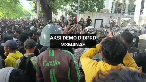 Aksi demonstrasi yang digelar aliansi mahasiswa dari berbagai universitas di Sumatera Utara di depan Gedung DPRD Sumut berujung r!cvh, Selasa (26/8/2025).  Massa aksi berhasil merobohkan pagar utama gedung dewan, membuat suasana semakin mem4nas