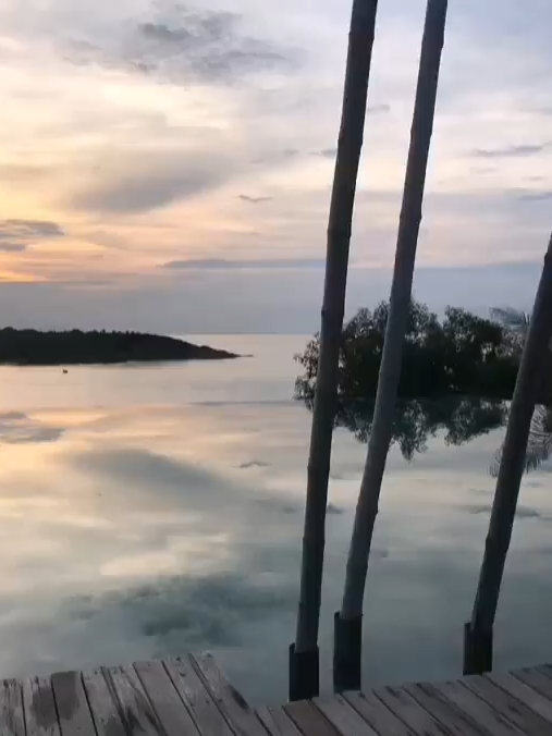 Para pelayan tahu bahwa laut itu berbahaya dan badai itu mengerikan. Tetapi, mereka tidak pernah menemukan bahaya untuk alasan bertahan di darat.