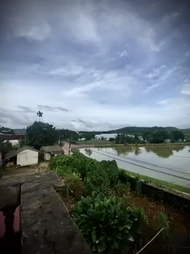 “人们常常记住美好的回忆，却忘记了那些最伤人的回忆。” 