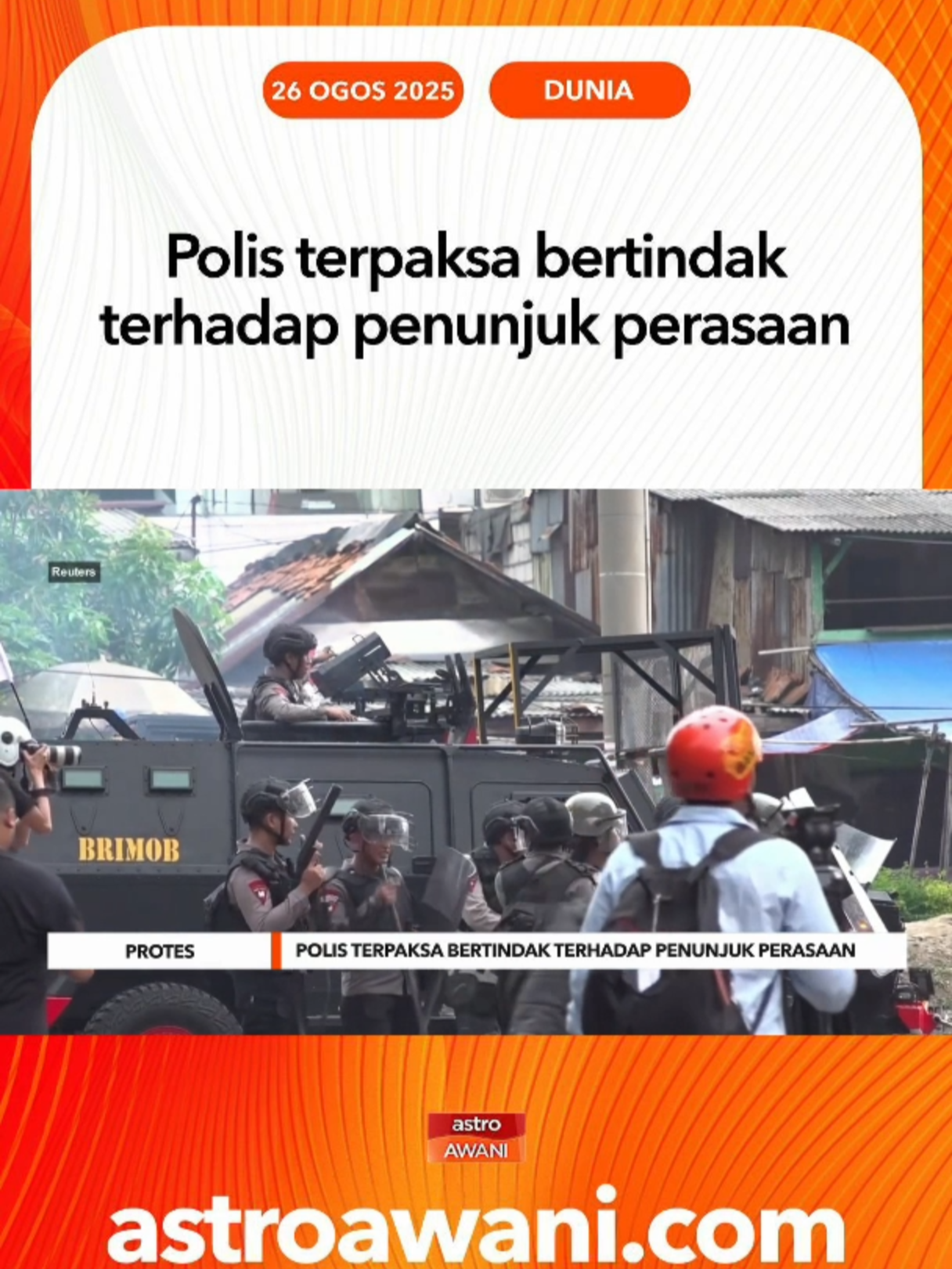 Polis terpaksa melepaskan gas pemedih mata dan menggunakan meriam air bagi menyuraikan ratusan penunjuk perasaan yang cuba menceroboh bangunan parlimen di Jakarta, pada Isnin. #AWANInews #ASEAN25