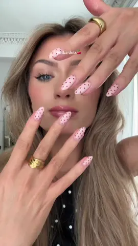 Thank you to whoever started polka dot nails 🍒💅🏼 @w1ckedamy #polkadotnails #autumnnails #autumntrends 