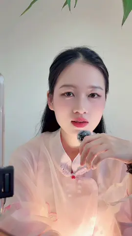 HÃY TỪ CHỐI VAI DIỄN NẠN NHÂN Trưởng thành không phải là khi ta chất đầy mình những trải nghiệm để kể rằng mình đã từng khổ, từng bị phản bội, từng bị bỏ rơi, mà là khi ta đủ can đảm từ chối vai diễn nạn nhân.  Bởi nạn nhân chỉ là một nhân vật do cái tôi tạo ra để được thương hại, để được chứng minh rằng mình đặc biệt trong khổ đau.  Cái tôi ấy thích kể lể, thích so sánh, thích đổ lỗi để khẳng định nó là trung tâm của mọi bi kịch. Nhưng mọi thứ trên đời xảy đến chỉ để cho ta thấy chính mình. Người làm tổn thương ta thực chất chỉ là tấm gương phản chiếu bám chấp và kỳ vọng trong ta. Hoàn cảnh thử thách cũng chỉ là thước đo cho nội lực vốn sẵn có.  Khi thấy như vậy, ta nhận ra: ta chưa từng là nạn nhân của ai. Nỗi đau thật sự không nằm trong biến cố, mà ở chỗ ta ôm nó và tưởng rằng “đây là tôi”. Thực ra, đó chỉ là ký ức đi ngang qua, như mây bay qua bầu trời. Bầu trời chưa từng bị vết thương nào chạm đến. Cái tôi có thể gào khóc, oán trách, vùng vẫy, nhưng khi ta không còn chiều theo nó, ta chỉ lặng lẽ nhìn nó khởi lên rồi tan đi. Và lúc ấy, ta thấy người khác cũng không còn đáng ghét. Họ chỉ đang giúp ta soi chiếu để thấy rõ hơn chính mình. Họ cũng chỉ là những con người đang loay hoay với tổn thương của họ, giống như ta đã từng.  Khi thấy ra điều đó, oán trách tự rơi xuống, và trong lòng chỉ còn lại sự thấu hiểu. Từ chối vai nạn nhân cũng chính là thôi bắt người khác chịu trách nhiệm cho hạnh phúc của mình. Ta không còn đòi hỏi ai phải lấp đầy trống rỗng bên trong, bởi ta biết chính cái tôi mới là kẻ tạo ra hố sâu ấy.  Và khi không còn bị nó sai khiến, ta nhận ra bình yên vốn chưa từng mất đi, chưa từng nằm ở bên ngoài. Nó có mặt ngay trong khoảnh khắc này, trong từng hơi thở, trong từng bước chân, trong sự buông ra khỏi ảo tưởng  Trưởng thành rốt cuộc là dừng việc sống để nuôi dưỡng cái tôi, và bắt đầu sống để thấy ra. Mọi thứ đến với ta, ngọt ngào hay nghiệt ngã, đều là cơ hội để tỉnh thức. Khi ta từ chối vai diễn nạn nhân, ta cũng từ chối làm nô lệ cho cái tôi. Và khi ấy, tự do liền có mặt. Bình yên chưa từng mất, nó vẫn ở đây: nguyên vẹn, tĩnh lặng, chờ ta quay về. #tutap #chualanh #phatphapnhiemmau #damthinhuquynh #tinhthuc 