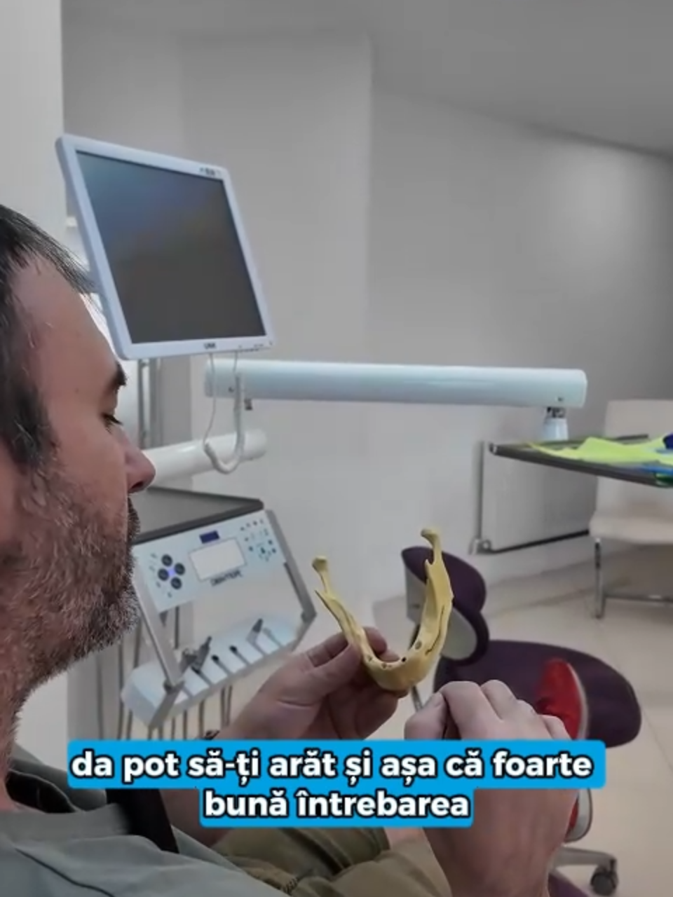 💬 „Din ce se face adiția de os și de ce este necesară atunci când punem un implant?” 🦷 Ciprian explică simplu: implantul dentar are nevoie nu doar de rezistența proprie, ci și de un suport solid din os. Ca să fie stabil și să reziste toată viața, implantul (care are în jur de 4 mm grosime) trebuie să fie complet „îmbrăcat” de os, cu cel puțin 1 mm în jurul lui. 👉 Atunci când osul natural este prea subțire, intervenim cu adiție de os – granule speciale biocompatibile, acoperite cu o membrană care le stabilizează și permite regenerarea. În timp, acestea se integrează și formează fundația ideală pentru implant. ✅ Iar în ceea ce privește materialele implanturilor: de peste 20 de ani folosim titan – unul dintre cele mai compatibile metale pentru organismul uman. Nu se rupe, este sigur și reprezintă standardul de aur în implantologie modernă. La Denta Clinic, fiecare detaliu contează. Alegem soluții sigure, predictibile și testate în timp pentru ca pacienții noștri să se bucure de dinți ficși, estetici și funcționali. 💙 📲 Descoperă și aplicația Denta Suport, disponibilă pe iOS și Android 👉 www.dentasuport.ro Un mod simplu și rapid de a trimite radiografii și de a primi evaluări preliminare de la medicii noștri, chiar înainte să ajungi la clinică. 📍 Denta Clinic – Calea București 193A, Râmnicu Vâlcea 📞 WhatsApp: +40 761 233 220 🌐 www.dentaclinic.ro 🔗 linktr.ee/dentaclinic.vl #DentaClinic #ImplanturiDentare #AdițieDeOs #Siguranță #DentaSuportApp #PaciențiFericiți