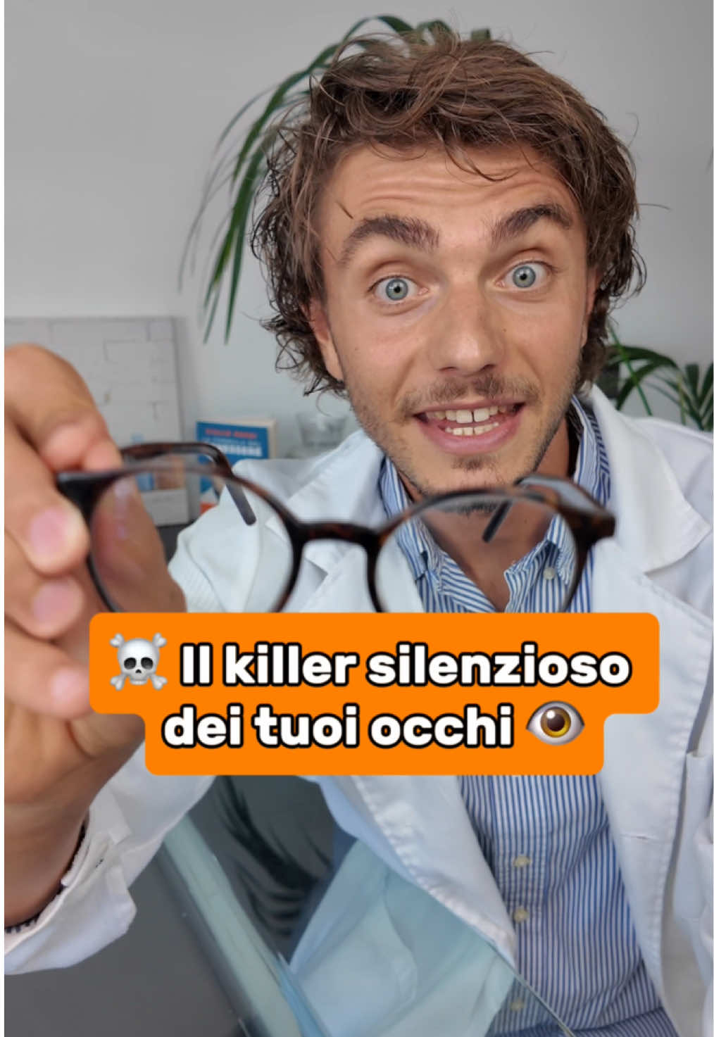 C’è un KILLER silenzioso (di cui nessuno sta parlando) che può danneggiare la tua VISTA più delle luci blu e dell’età👓 👉🏻 Se non lo impari a conoscere (ed evitare) favorirai retinopatie e cecità 🥲 Sto parlando dello ZUCCHERO☠️ 🍪 Lo zucchero (quando in eccesso nel sangue) si appiccica alle proteine cellulari generando gli AGEs (prodotti avanzati della glicazione) ⚠️ Queste molecole aumentano lo stress ossidativo e danneggiano i capillari della retina, favorendo un invecchiamento precoce degli occhi 👁️  ❌ Non serve essere diabetici per generare questi problemi… 🧪 Basta avere uno dei seguenti valori fuori posto per creare i primi danni:  1. Emoglobina Glicata (HbA1C) > 5.6% 2. Homa Index >1.9 👉🏻 Prima di assumere beta-carotene o credere “normale” che la vista cali con l’età: assicurati di avere questi parametri nella norma E tu lo sapevi? Fammelo sapere nei commenti #vista #occhi #occhiali #salutedegliocchi #glicemia 