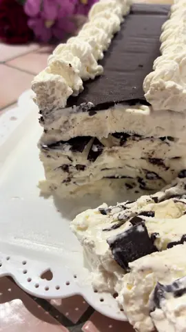 Ho sempre comprato la viennetta al supermercato ma questa volta ho provato a realizzarla io ed è stata un successone 😍 • • Ingredienti  • 600 ml di panna per dolci già zuccherata • 400 gr di latte condensato • 300 gr di cioccolato fondente  • • #cooking #cook #sweets #cake #ricetteveloci 