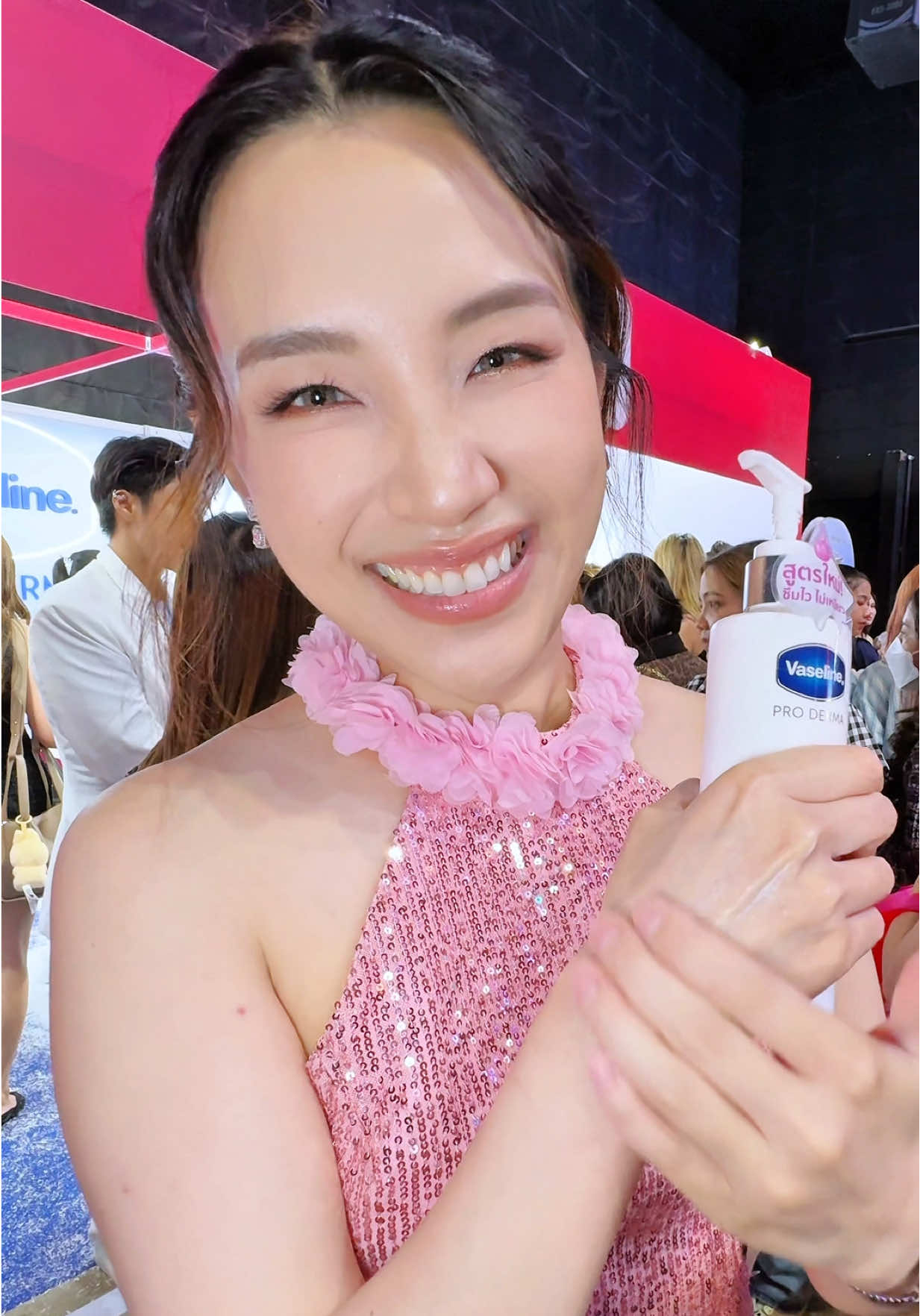 สาวๆ คนไหนขี้เกียจทาครีมเพราะเหนียวเหนอะหนะ? มาทางนี้! บอกลาความเหนียวไปได้เลย เพราะ ‘วาสลีน สูตร 3ใหม่’  ปรับสูตรใหม่! 💧 ชุ่มชื้นล้ำลึก ⚡ ซึมไว ไม่เหนียว ✨ ผิวสวยดูสุขภาพดีแบบไม่ต้องพยายามเยอะ อยากมีผิวสวยแบบง่ายๆ ต้องลองแล้ว! @dr.ice.beauty ##ครีมเนื้อหิมะ##วาสลีนสูตร3##VaselineProDerma##VaselineThailand#TikTokShopBeautyFestTH
