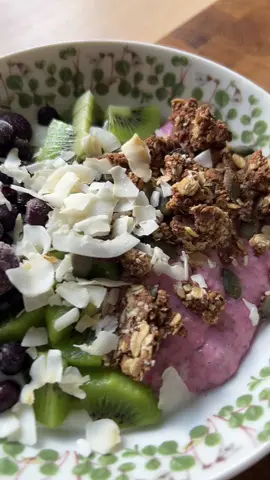 Raspberry protein chiapudding 🍓 with kefir, kiwi, blueberries, homemade granola and coconut flakes 🥣 A powerhouse combo of probiotics, antioxidants, healthy fats, fiber and protein that supports gut health, energy, immunity and overall vitality #healthybreakfastideas #guthealth #antioxidants #breakfast #longevity 