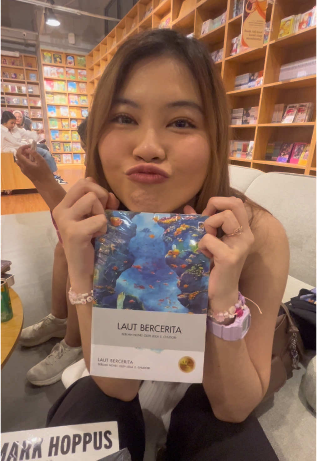 Katanya @nicole <3 lagi mau baca buku lagi. Coba udah sampe mana sayang bacanya? 😍😍😍