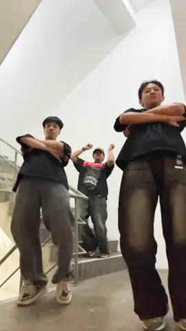 trio EFG izin join dance bokong semokkk @haha @sphyyn_x #nikensalindry #dance #dctrend 