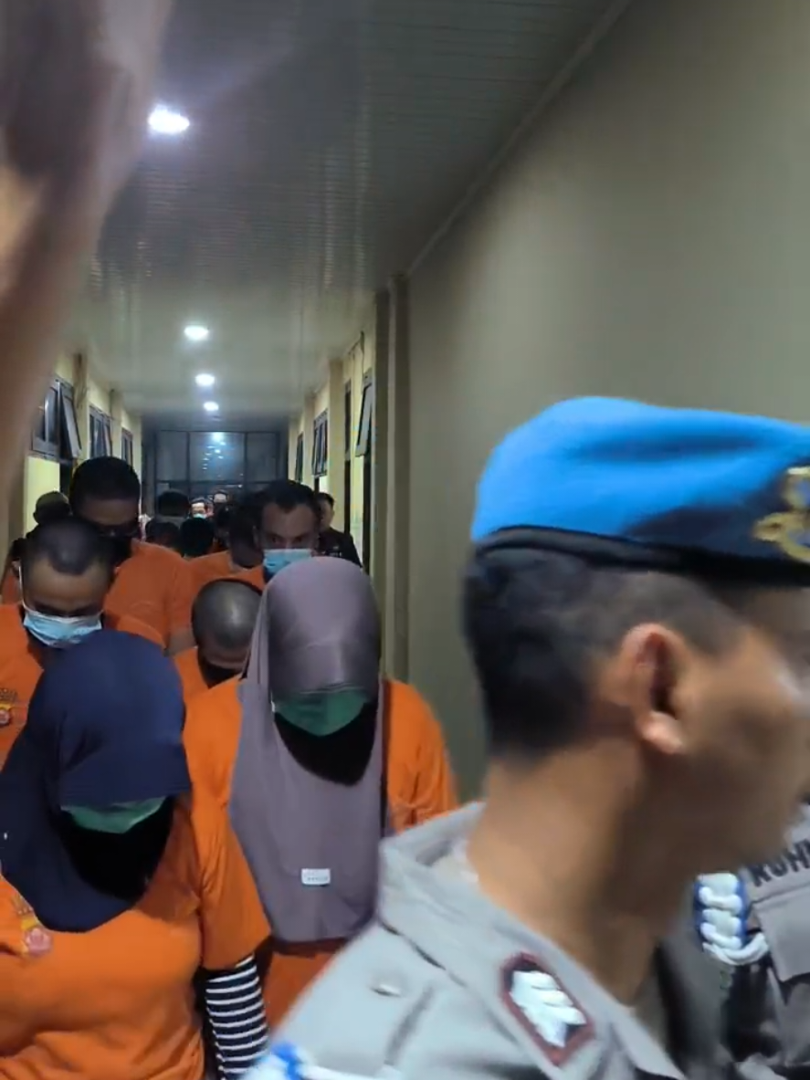 63 Pelaku Tindak Pidana Penyalahgunaan Narkotika diwilayah hukum Polres Cilegon tengah digiring memasuki ruangan Konferensi Pers di Mapolres Cilegon pada Selasa 26 Agustus 2025. Dari 63 Pelaku yang diamankan, 61 satu diantaranya berjenis kelamin pria dan 2 diantaranya berjenis kelamin perempuan. Video: Adam Fadillah/Radar Banten #polrescilegon #kotacilegon #narkotikacilegon #bnn #berita 