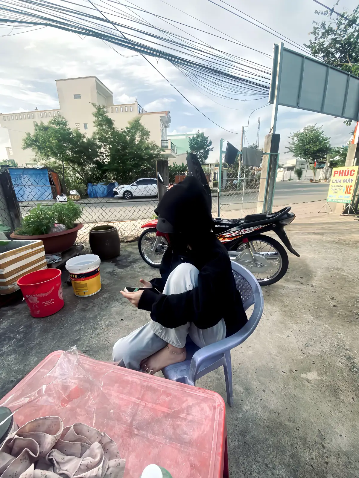 Sống ở đời , kẻ ghét người khinh là chuyện vốn có . Quan trọng người ta ghét vì mình hơn , chứ đâu ai để tâm kẻ thua cuộc .