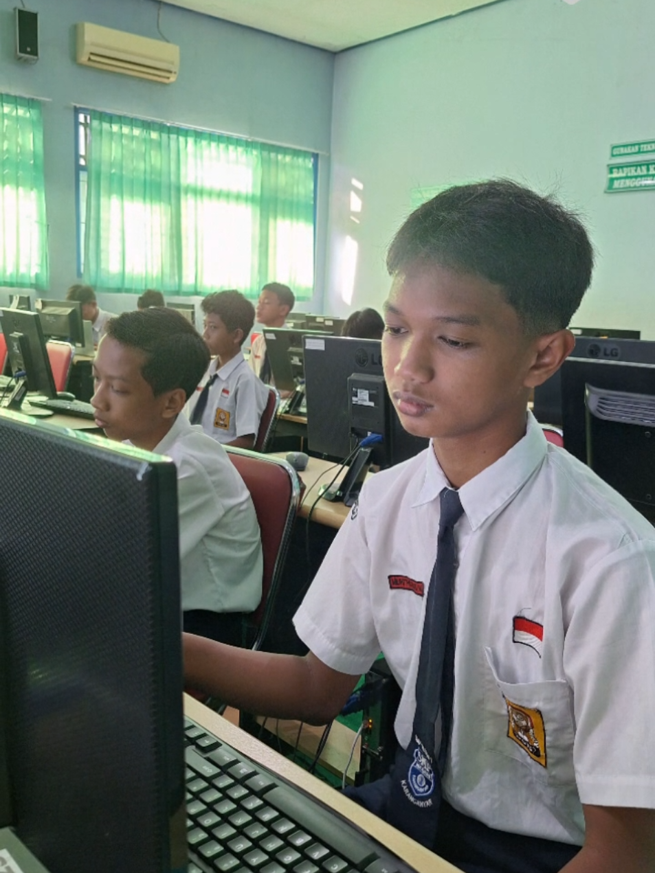 Asesmen Nasional Berbasis Komputer (ANBK) hari kedua telah terlaksana dengan lancar semoga mendapatkan hasil terbaik demi kemajuan pendidikan 🌟 #smpnegeri1karanganyar #spensakra #karanganyar #ANBK2025 #fyppppppppppppppppppppppp 