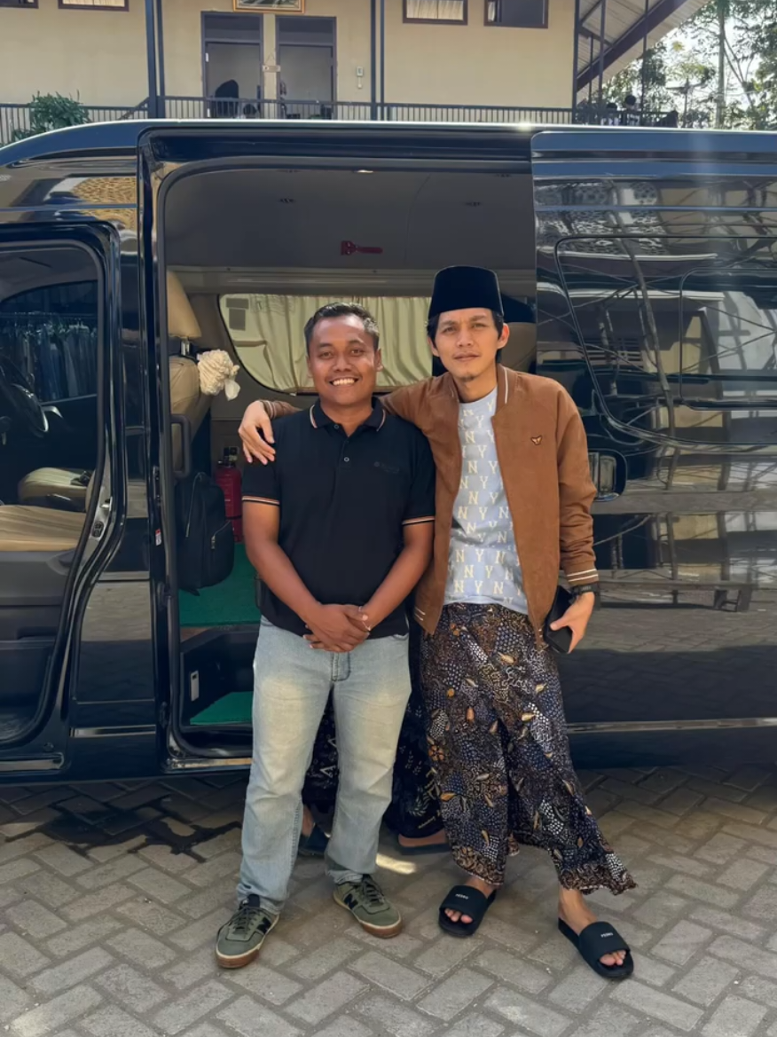kursi ngaji untuk Gus iqdam dari PT BAGONG DEKAKA MAKMUR,semoga bermanfaat dan lebih nyaman dalam menyebarkan kebaikan,#gusiqdammuhammad #bagongpastibisajoss #sabilutaubah #POBAGONG #fyp 