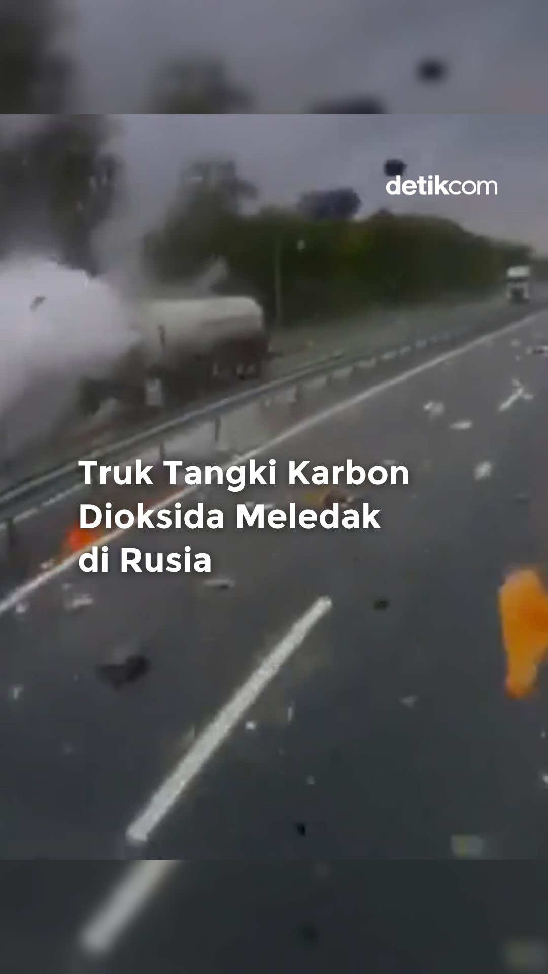 Diketahui, akibat kejadian ini, satu pengemudi truk meninggal dunia di tempat. Dua korban lainnya, termasuk seorang anak, mengalami luka dan sudah mendapat perawatan medis. Pihak berwajib masih menyelidiki penyebab kecelakaan ini. Baca berita selengkapnya hanya di detik.com!  Creator: Dio  #detikcom #reels #mediasosial #truk #kecelakaan #rusia #meledak 